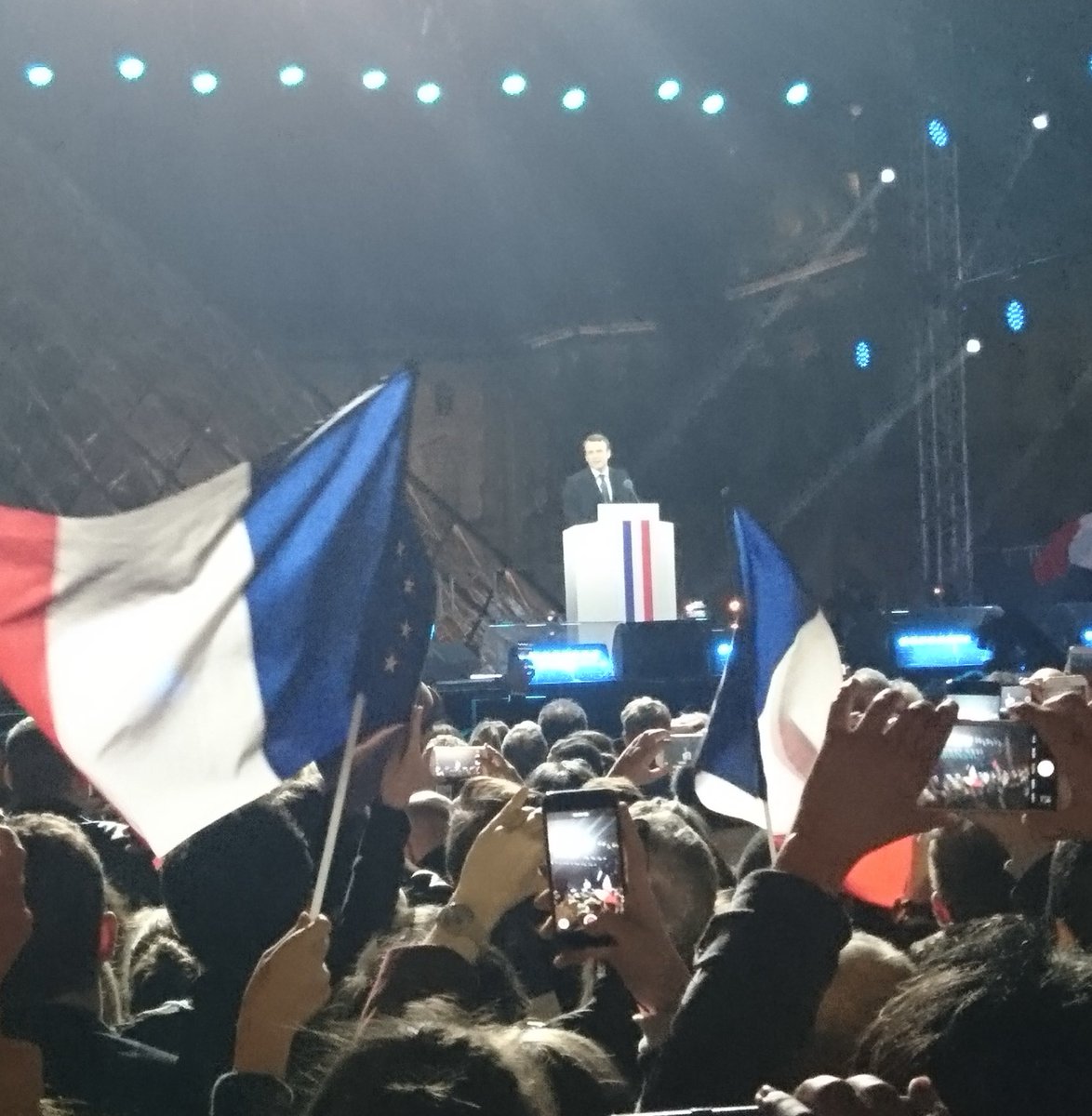 7 mai 2017 La photo est floue mais le souvenir est précis : épilogue d’une folle aventure, la campagne électorale menant à l’élection d’ ⁦@EmmanuelMacron⁩ et début d’une aventure tout aussi imprévisible, celle de l’exercice des responsabilités. L’élan réformateur !