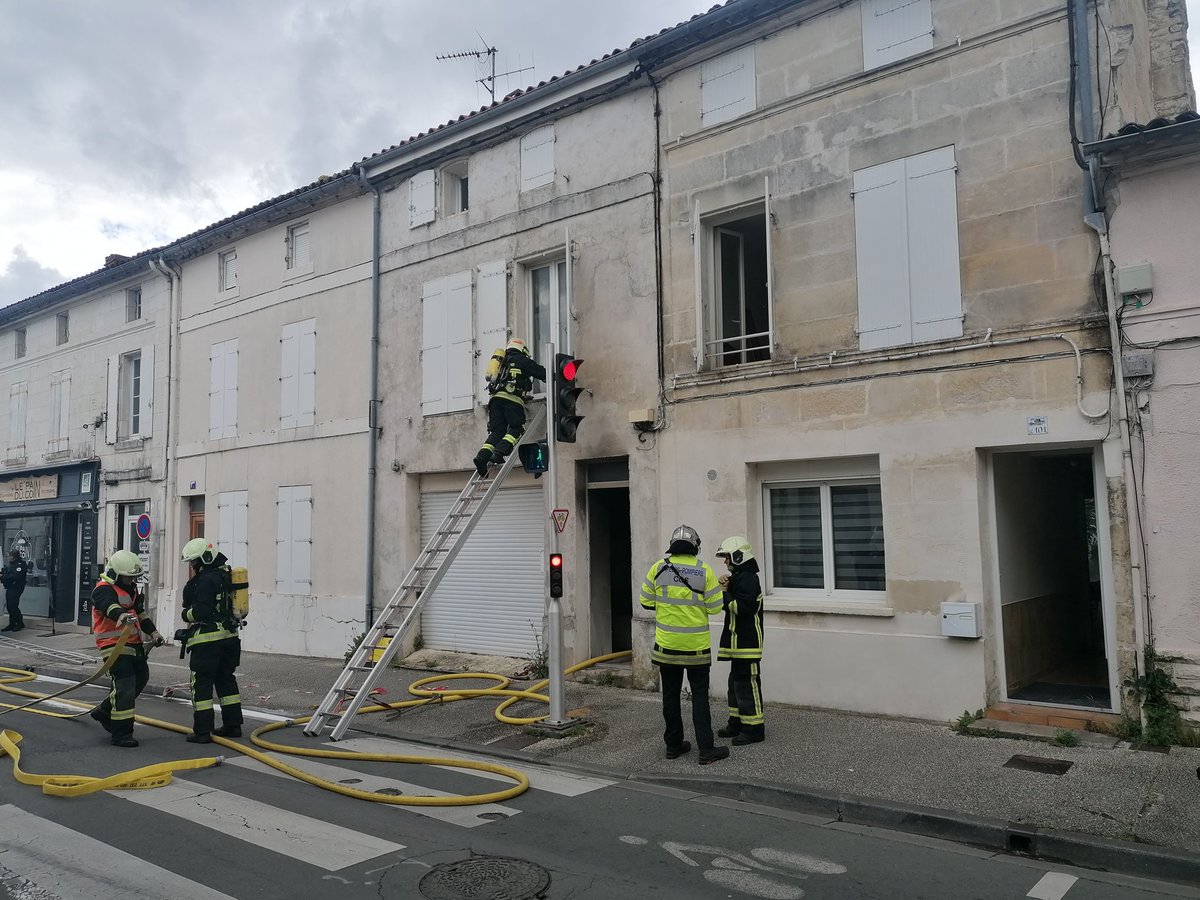 Philippe Ménard (@philmenardso) on Twitter photo Déploiement de pompiers rue Saint-Pallais à #Saintes. Un feu de detritus a surtout généré beaucoup de fumée selon les pompiers. <a href="/SO_LaRochelle/">SO_LaRochelle</a> Déploiement de pompiers rue Saint-Pallais à #Saintes. Un feu de detritus a surtout généré beaucoup de fumée selon les pompiers. <a href="/SO_LaRochelle/">SO_LaRochelle</a>