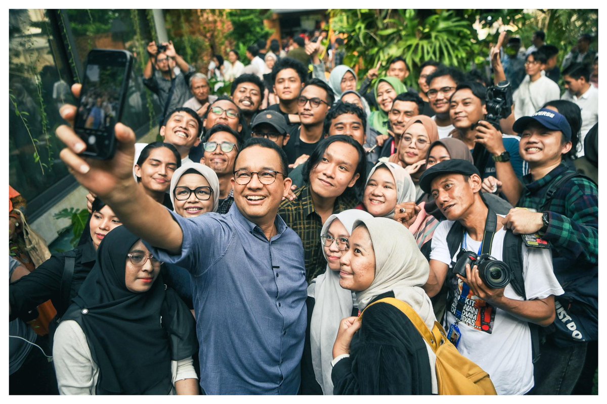 Terima kasih bagi teman-teman semua yang hadir di rumah kami tadi untuk menyampaikan ucapan selamat ulang tahun secara langsung. Terima kasih bagi semua yang mengucapkan lewat medsos dan WA. Terima kasih bagi semua yang mendoakan dari jauh.