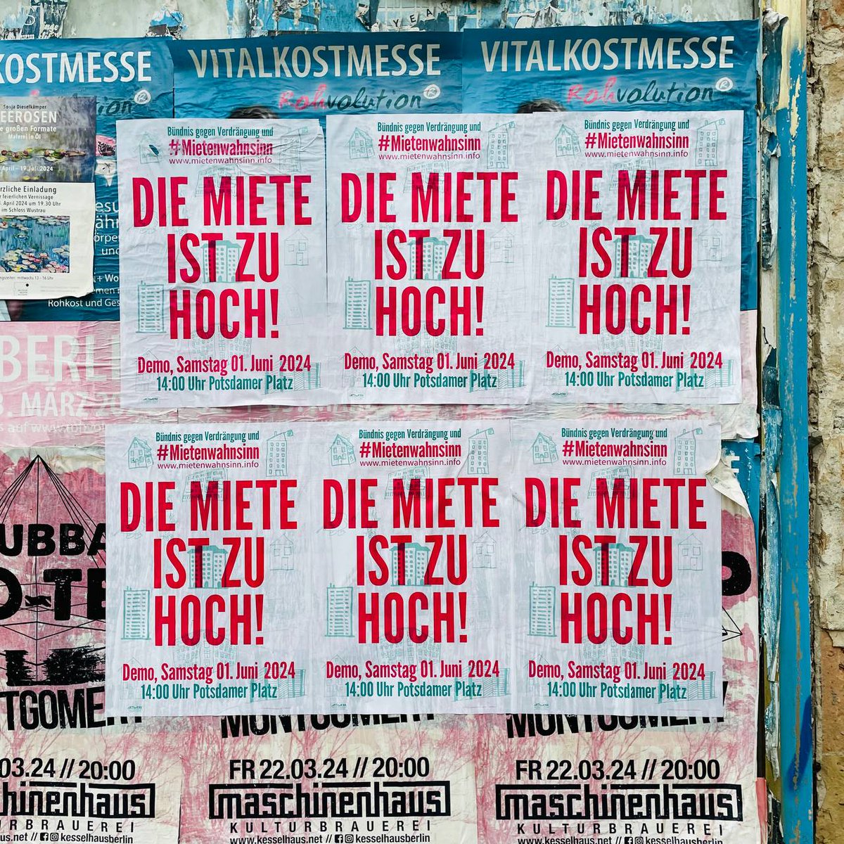 DIE MIETE IST ZU HOCH! Die ersten Plakate hängen! 🧡 Verabredet euch doch auch mit euren Nachbar:innen & kommt am 31.5. zu unserer Vorabend-Bastelaktion und schließt euch am #b0106 mit an! 🔥🔥🔥 #Mietenwahnsin #Wirbleibenalle #Vergesellschaften