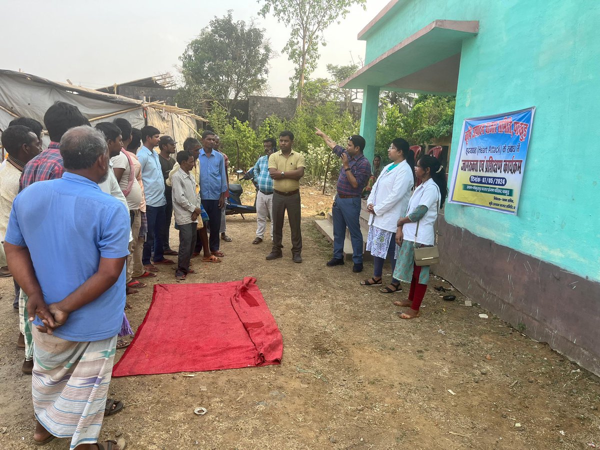 Workers being trained in giving #CPR at marketing board premises of Pakur district.
#HeartHealth