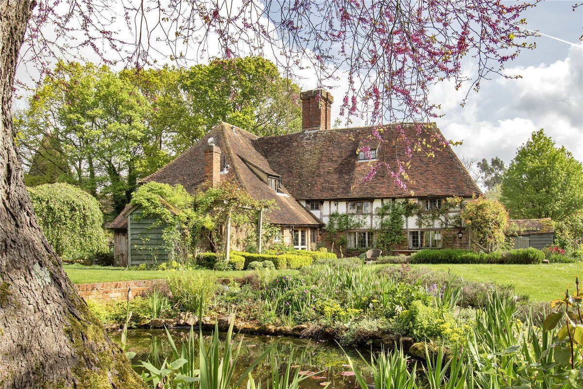 Hartnup House is a detached, historic #GradeIIlisted #15thcentury family home within the heart of the #Kent village of #Smarden. On the market with @JSSevenoaks  with a guide price of £1,325,000.

 jackson-stops.co.uk/properties/190…

#historichouse #property #periodproperty #countryhouses