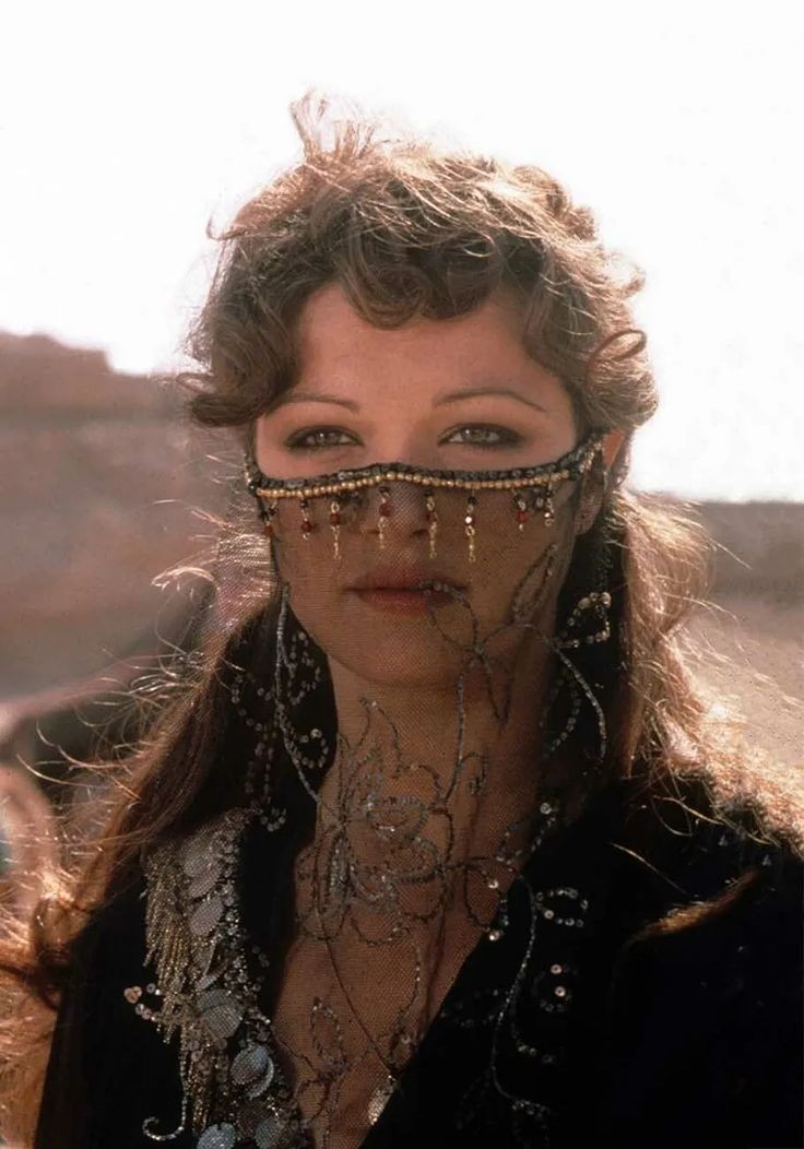 rachel weisz in the mummy (1999)