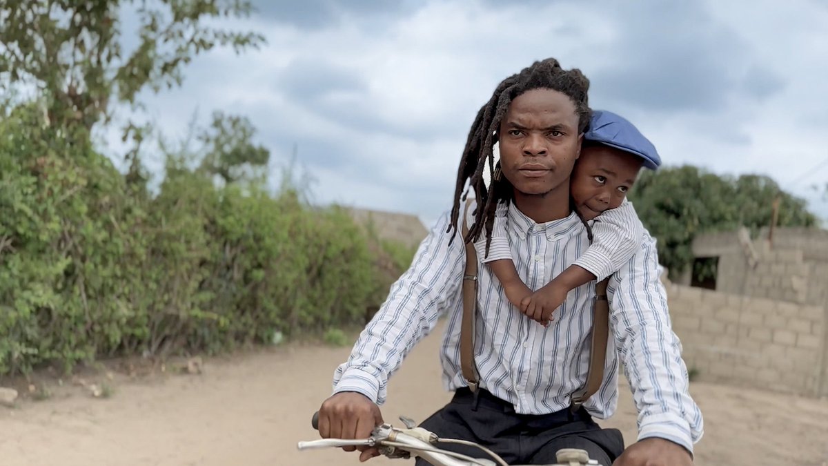 In the vibrant city of Maputo, Mozambique, Rastafari artist Phambi works to support his son’s education while resiliently navigating the complexities of living an artistic life in a dynamic city. Catch Era Oculta-Hidden Era at #Tribeca2024 on June 9th. tribecafilm.com/films/era-ocul…