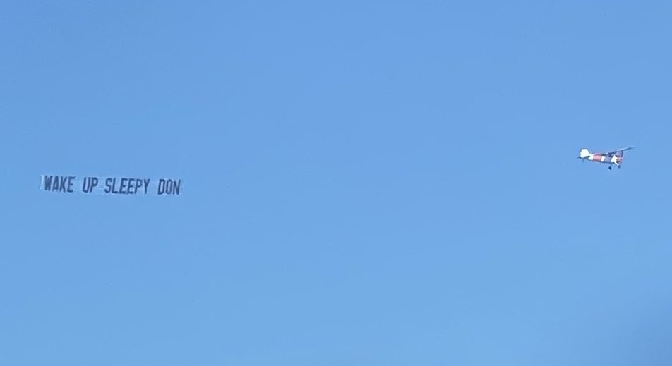 Plane flying around the Hudson River along Manhattan carrying a 'WAKE UP #SLEEPYDON' sign right now…..savage 🤣💀 📷by @thegreatgig8