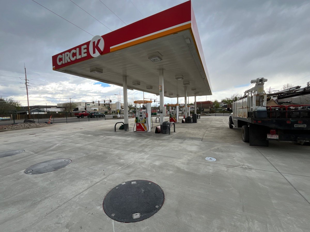 D_H_United's tweet image. Great job by our team on this remodeled site and keeping the store open during the fuel system upgrade. #dhunited #imstallation #fuelsystem