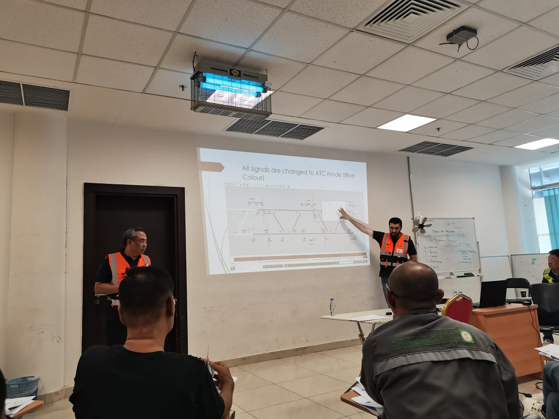 كان لي الشرف هذا الأسبوع بتقديم دورة تدريبية حول "نمط التشغيل الاحتياطي" لمدراء المحطات. الهدف هو تعزيز قدرتنا على الحفاظ على العمليات المستمرة في المواقف الطارئة، خاصةً خلال فترة الحج، مما يضمن رحلة آمنة وميسرة للحجاج. 🕋✨

#قطار_المشاعر #السلامة #التدريب