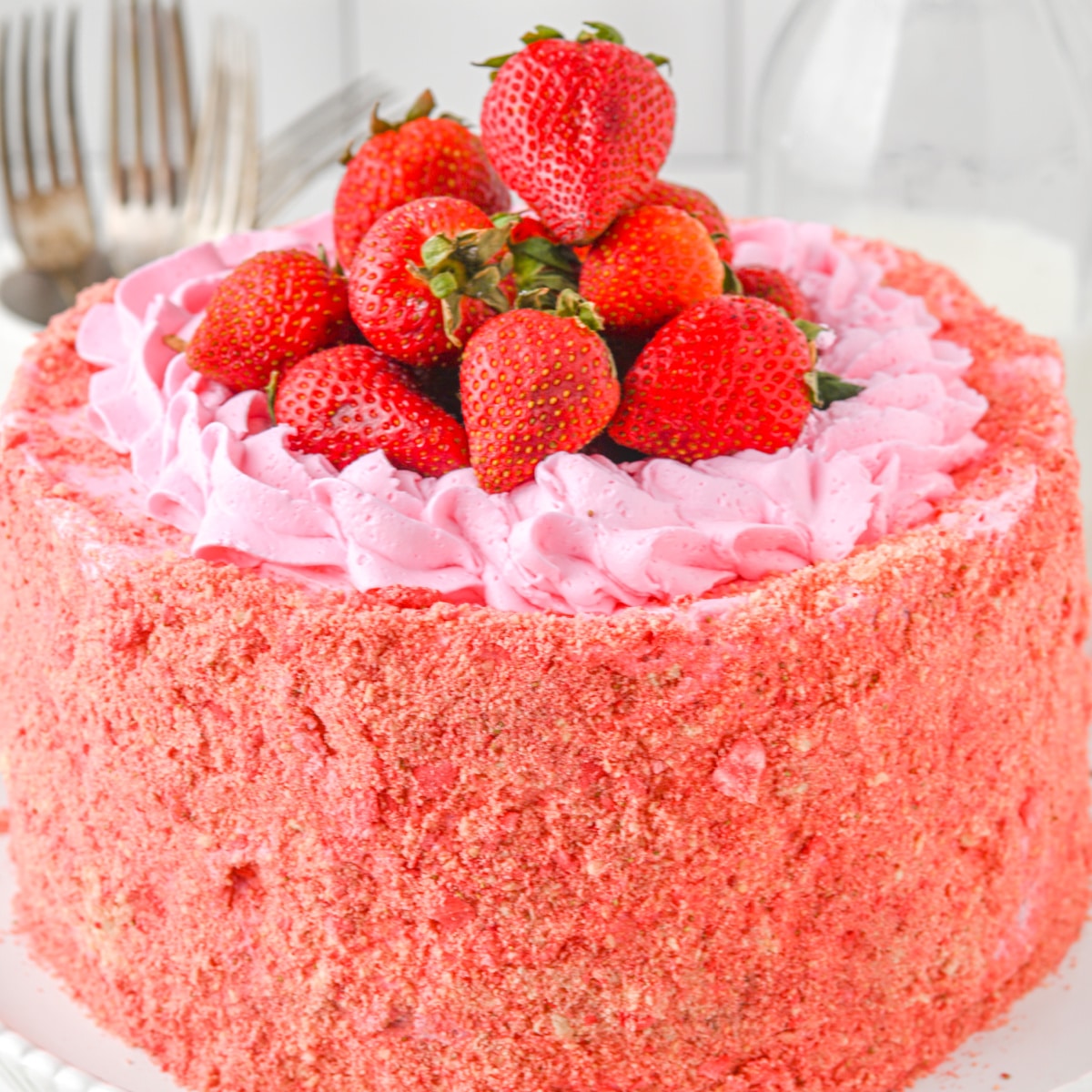 This delicious Strawberry Crunch Cake is moist and filled with delicious buttercream; the outside has a crunch covering like the ice cream bars we used to see. #strawberrycrunchcake #strawberrycake #cake #strawberrydessert #dessert #spring #summer noshingwiththenolands.com/strawberry-cru…