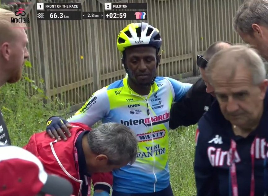 Victime de deux chutes aujourd'hui, Biniam Girmay a abandonné lors de la quatrième étape du #Giro ❌ #giro107 #giroditalia