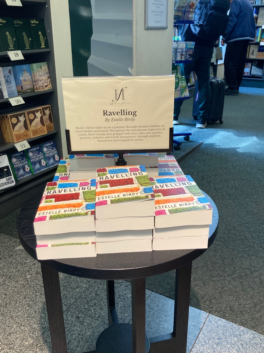 Ahem, Ravelling has its own table in @Hodges_Figgis Its OWN TABLE!! Thanks to all the lovely booksellers in there. @LilliputPress #Ravelling