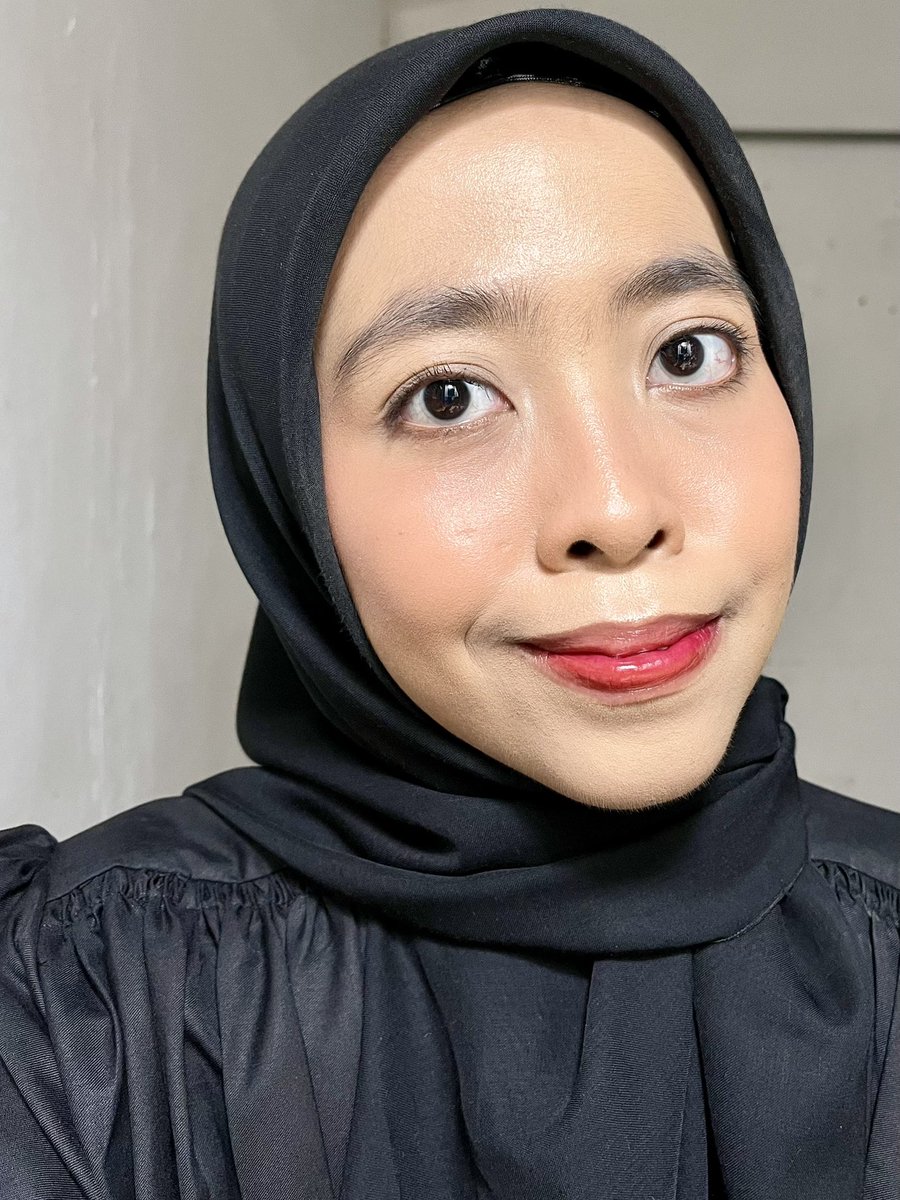 One of the best local liptint everrr✨ Warnanya cantik2, glassy finish bikin bibir keliatan sehat, awet, dan SUPER NGE-STAIN! Aku pake buat makan makanan berminyak masih stay dong dia. Oemji ganyangka bgt sih, kalian kudu coba😭❤️