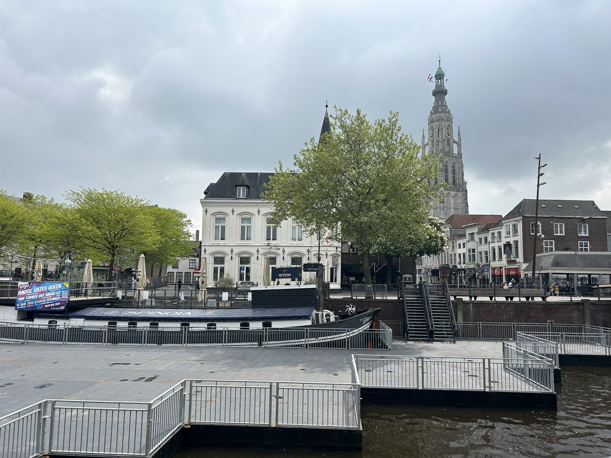 BREDA TOEN 🔙 & 🔜 NU De Spinola - Spanjaardsgat 1988 vs vandaag! Eerst een schip dat graan en suikerbieten vervoerde, later een café op het water. Tegenwoordig is Spinola Breda dé plek voor evenementen zoals het Breda Jazz Festival 🎷 📸 Stadsarchief Breda