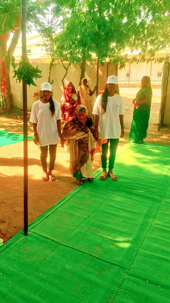 वॉलिंटियर्स की मदद से बुजुर्ग कर रहे हैं #मतदान 

#ChunavKaParv #DeshKaGarv
#हरदा_नहीं_है_कम_वोट_करेगें_हम