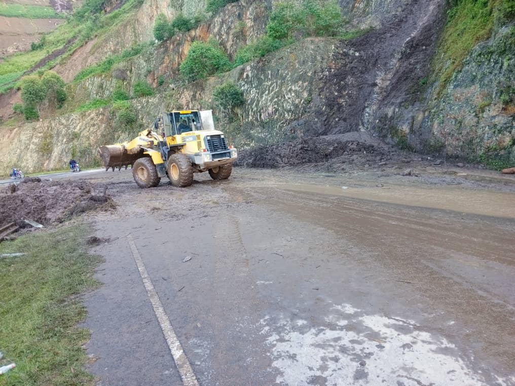 ACCESS RESTORED!!! Access has been fully restored on the Kabale - Kisoro road. A mudslide at KM 52+000 near Kanaba had cut off the road after a heavy downpour. Our field team has now restored access. We appreciate your patience and cooperation. #UNRAWorks