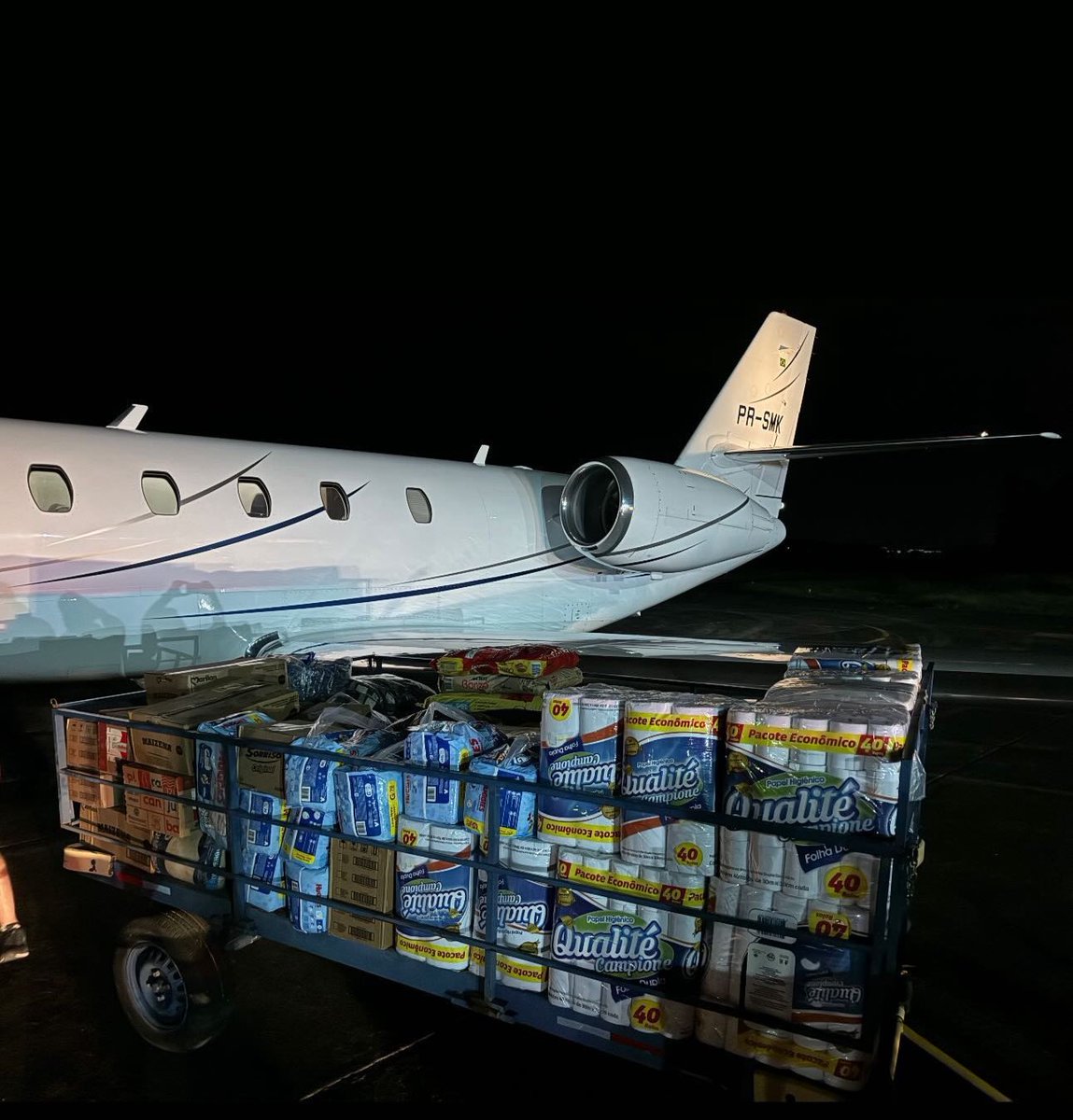 🚨 O avião do Neymar foi flagrado pousando no RS com mais de 2 mil kilos de suprimentos, ele não divulgou pra ninguém. 🐳