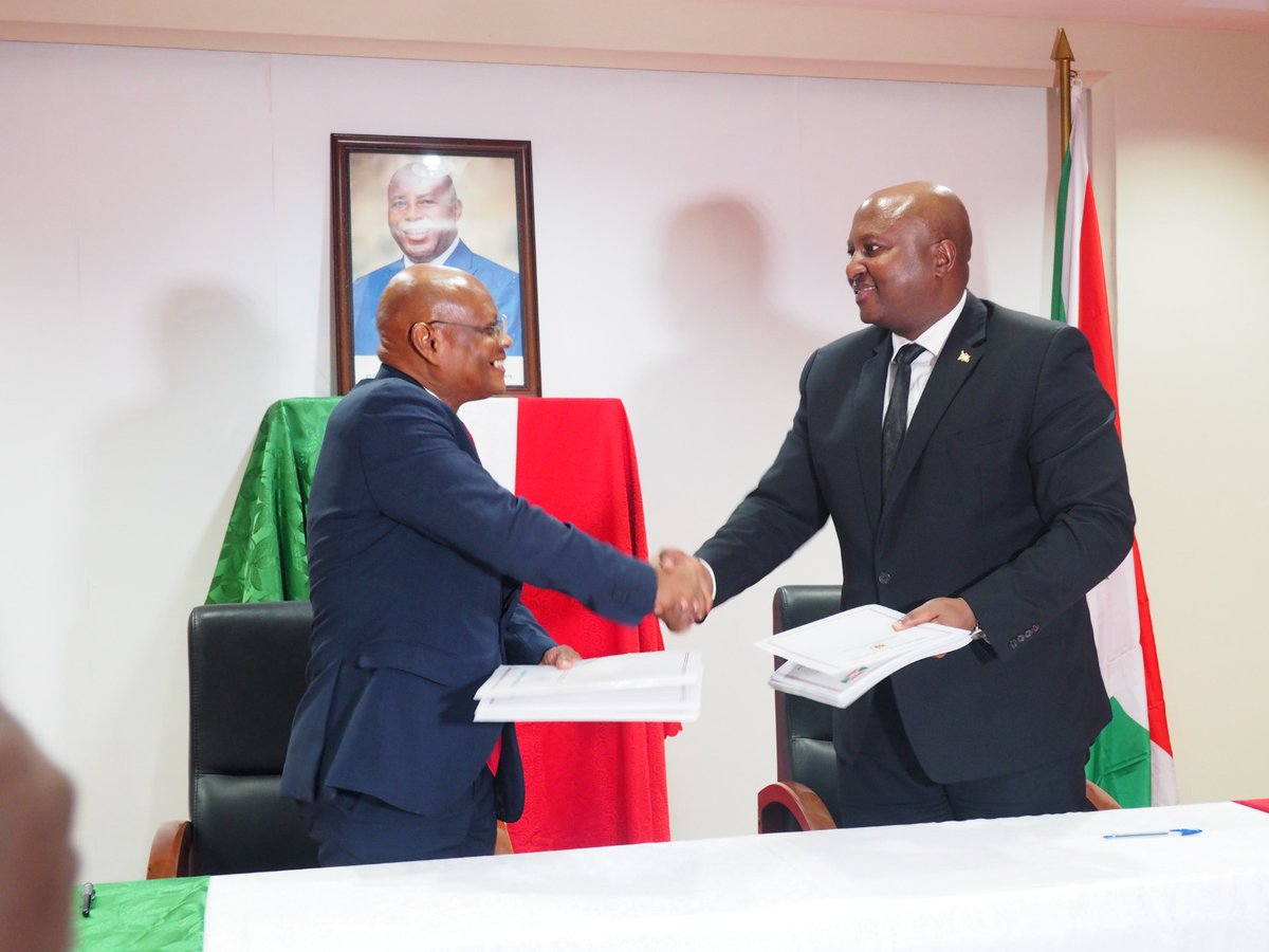 Ce lundi 6 mai, le ministre des Affaires étrangères Albert Shingiro a signé deux accords avec le président de la #CEEAC Gilberto da Piedade Verissimo. Ces accords visent à établir un bureau de liaison au #Burundi et à mettre en place un centre régional des ressources en eau.