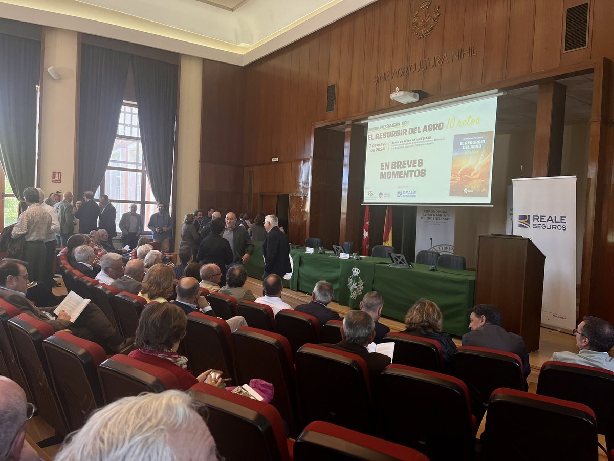 “Sine agricultura nihil” (Sin #agricultura, nada). Es el lema que reza sobre el escenario en el que está todo preparado para presentar el libro #ElResurgirdelAgro. Sin las #MujeresRurales, tampoco ✊ Por eso, hoy participamos en el debate sobre los retos del sector.