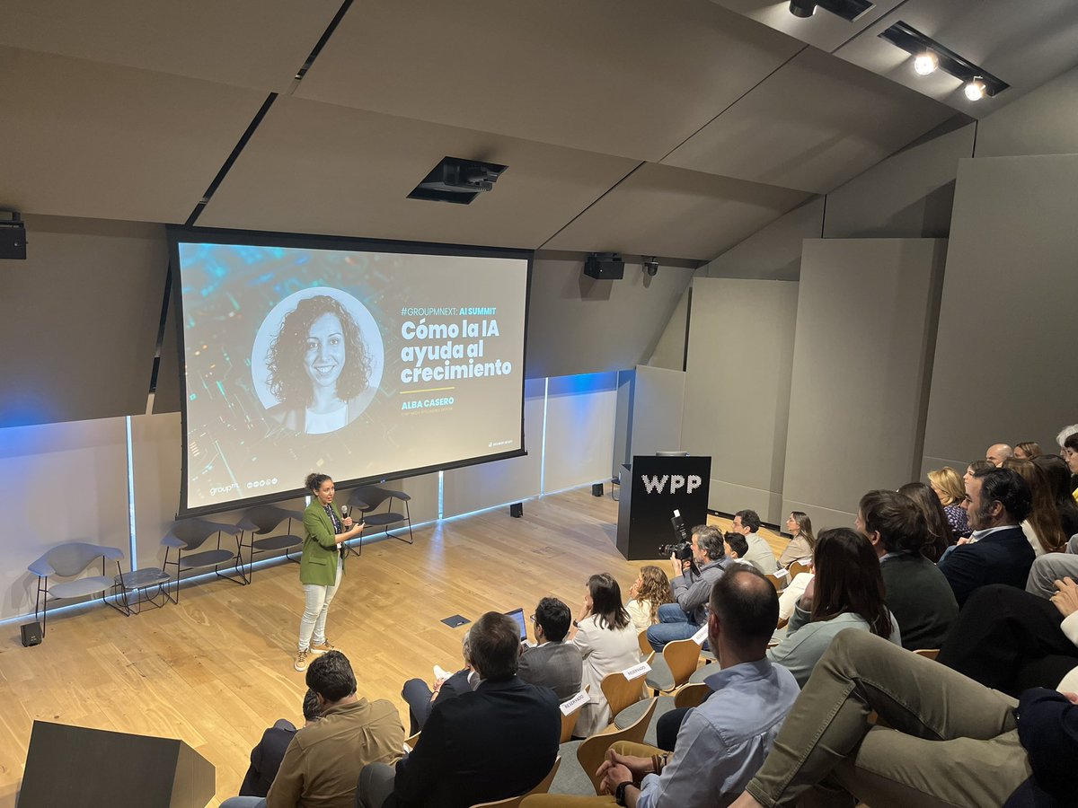 Alba Casero, nuestra Chief Media Intelligence Officer, abre nuestro #GroupMNextAISummit nos cuenta sus 5 herramientas de IA básicas para la vida