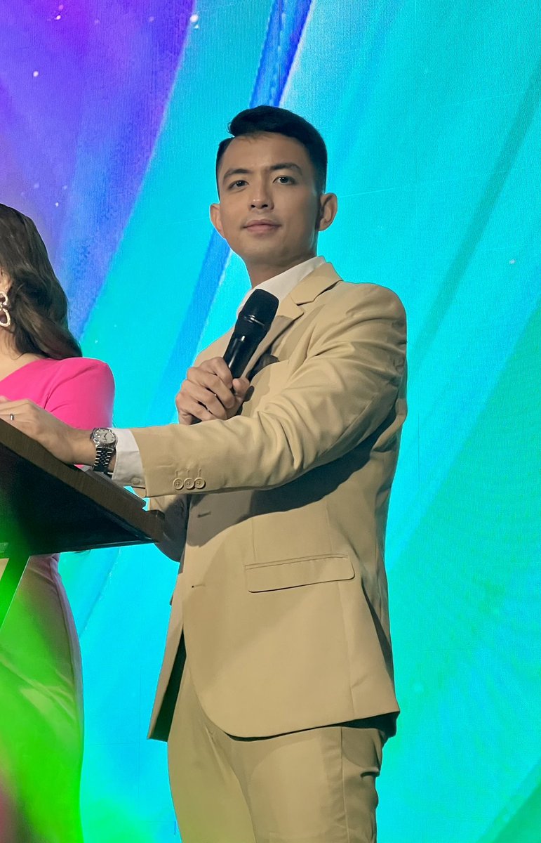He is the master of his fate and the captain of his soul 🫡 Migs hosted @WatsonsPH INVICTUS Exemplar Service & Loyalty Awards 2024! 💙 #MigsBustos #VMGTalent #HostingPH #HostPH