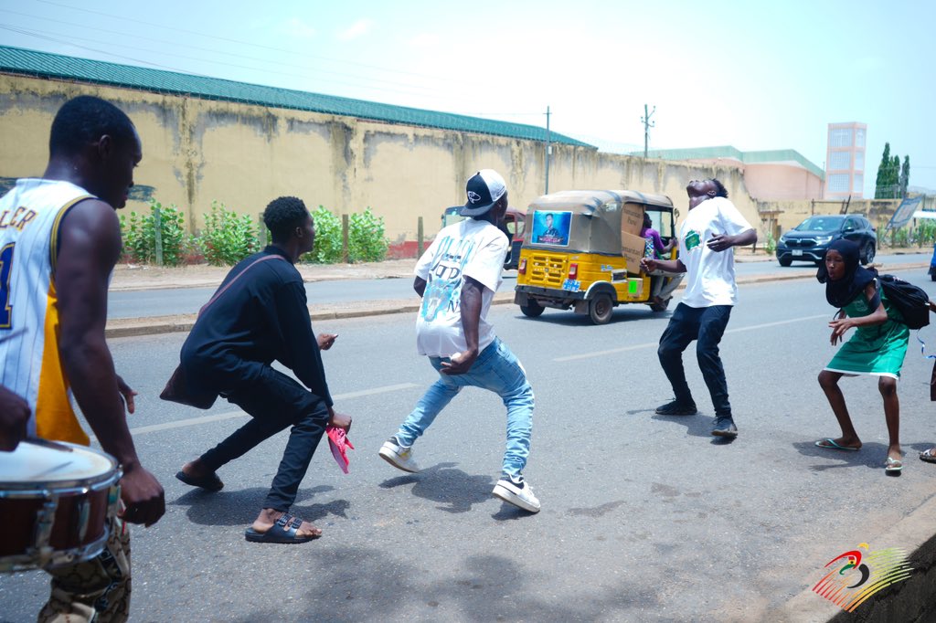 allregionalgame's tweet image. Wa was just delightful!! On to the next. Can you guess where we are headed off to??
#allregionalgames #torchrelay #sportsinghana #football #boxing #volleyball #paraathletics #armwrestling #esports #track #basketball #tennis