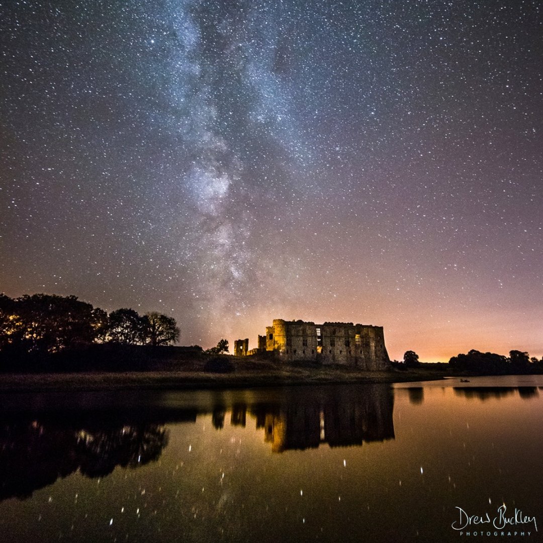 No words needed… 🤩✨ Diolch @drewbphoto for capturing this incredible #DarkSkies image of @PembsCarew🌟 @visitwales