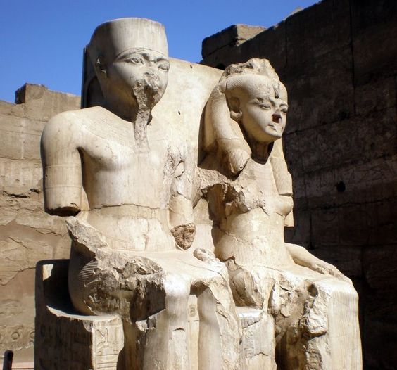 ⌛️En 1922 saquearán la tumba de su marido Tutankamón... 👿ANSEJENATÓN, la villana tras el robo de la máscara dorada del Museo de Giza necesita sellarla en su tumba para que el faraón alcance el Más Allá. ¿Realmente servirá de algo? Canubis no lo sabe, pero debe evitarlo.🐾🐺