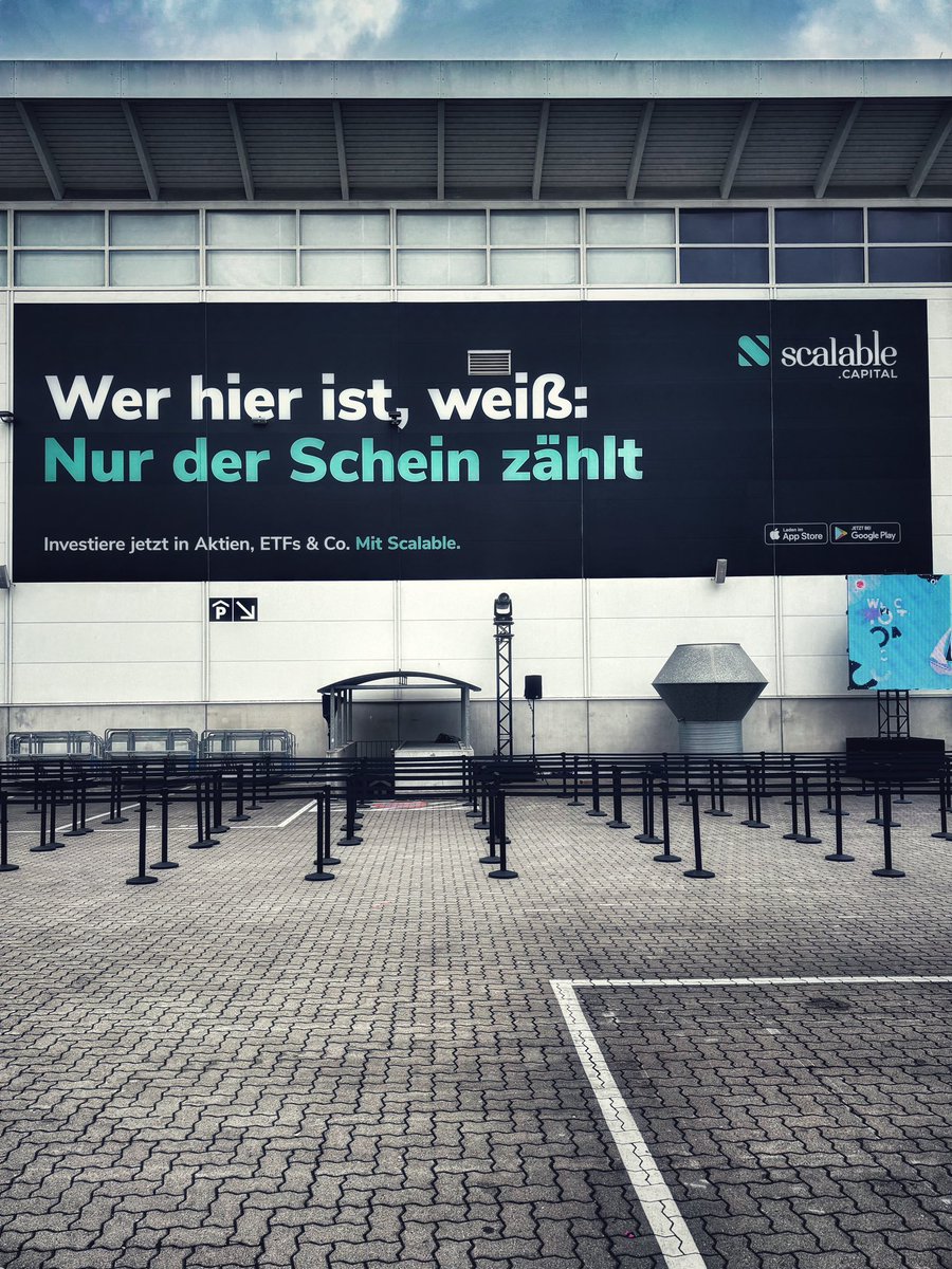 <a href="/_Tradingdesk_/">TradingDesk</a> Nun ja, ein Jahrmarkt der Eitelkeiten… wo man aber durchaus einiges an Impulsen mitnehmen kann (und wenn es nur um das geht, was man nicht will).
Das OMR-Plakat von <a href="/ScalableCapDACH/">Scalable Capital DE</a> bringt‘s jedenfalls ganz gut auf den Punkt ⬇️