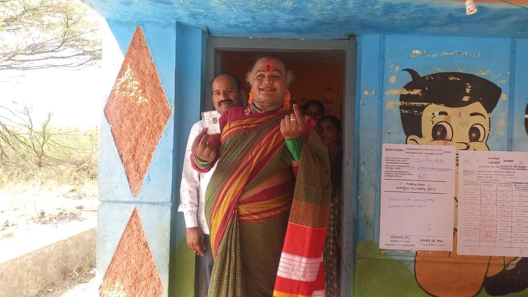KiranTNIE1's tweet photo. #LSPollsWithTNIE #Vijayanagara #Padmashri awardee & Artist #Manjamma Jogati casted her vote for #LokSabhaElection2024 in #Mariyammanahalli polling booth @NewIndianXpress @XpressBengaluru @santwana99 @Cloudnirad @ramupatil_TNIE @AmitSUpadhye @ECISVEEP @BellaryNamma @HospetOnline https://t.co/62a0TdAW71