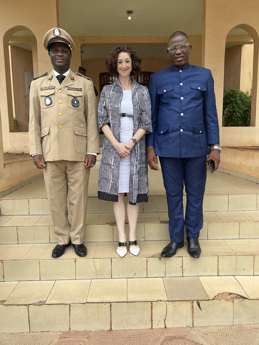 🌍🤝 Lors d'une visite à N'zérékoré, la Chargée d'Affaires Anne Dudte s'est engagée dans des discussions significatives avec le Gouverneur Lamine Keita et le Maire Fassou Goumou. Ils ont exploré les possibilités d'un soutien et d'une coopération américains continus, en abordant…