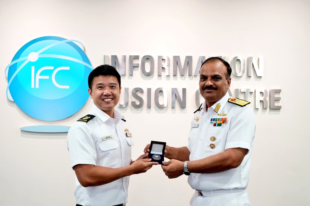 A delegation of @IN_EasternFleet led by RAdm Rajesh Dhankhar, #FOCEF, visited the Information Fusion Centre at #Singapore. They held deliberations on current #MaritimeSecurity landscape in the region and ways to mitigate emergent threats.
Also discussed about cross pollination of…