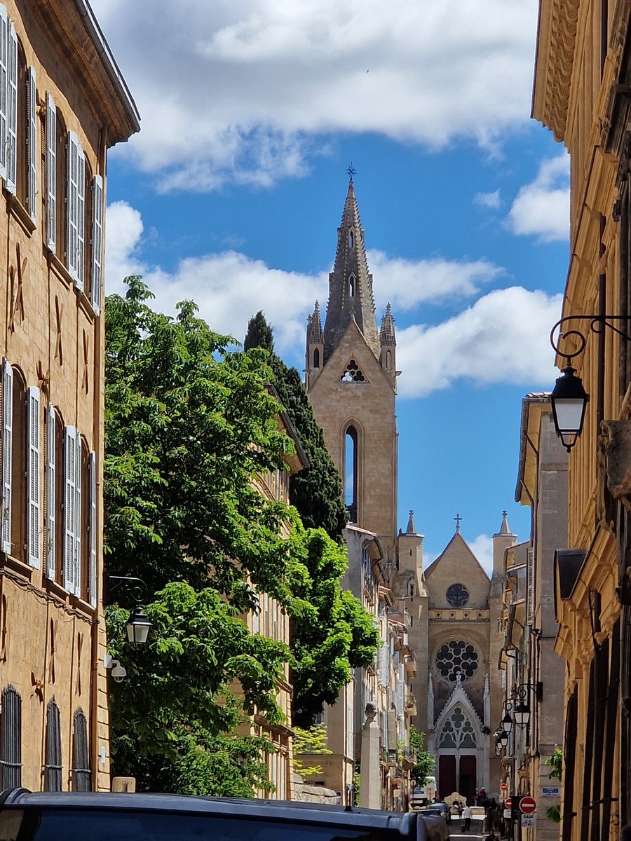 Le bleu du ciel, le vert des arbres, le jaune des façades et la flèche de l'église St Jean de Malte 
#aixmaville #aixenprovence