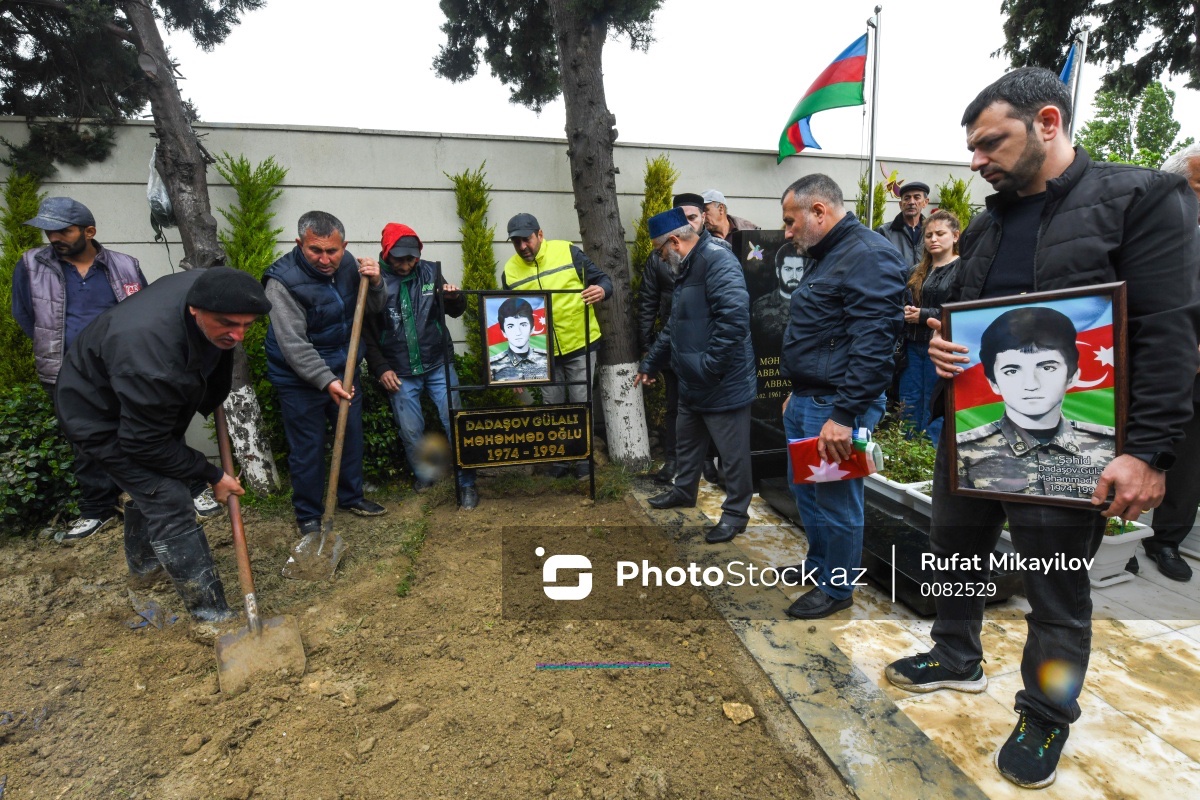 📣 Birinci Qarabağ müharibəsində itkin düşmüş şəhid Gülalı Məhəmməd oğlu Dadaşov Nizami rayonu, Keşlə qəsəbəsində yerləşən Şəhidlər xiyabanında dəfn olunub 🥀 Ətraflı: photostock.az/media/6639DF6A… #GülalıDadaşov #şəhid #şəhidlərxiyabanı #dəfnmərasimi #photo2024 #photostockaz