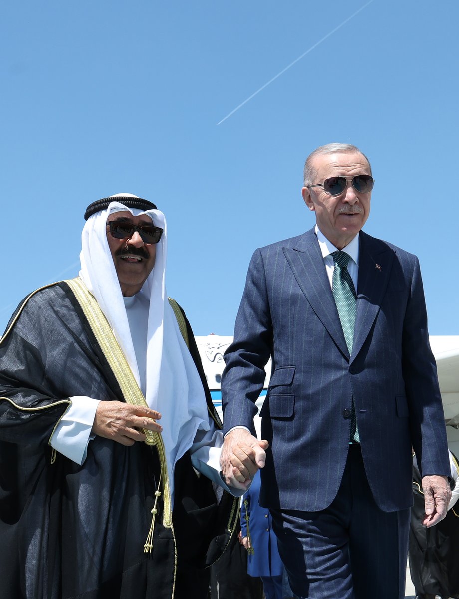 Cumhurbaşkanımız @RTErdogan, Kuveyt Devlet Emiri Şeyh Mişal El Ahmed El Cabir El Sabah'ı Esenboğa Havalimanı'nda karşıladı.