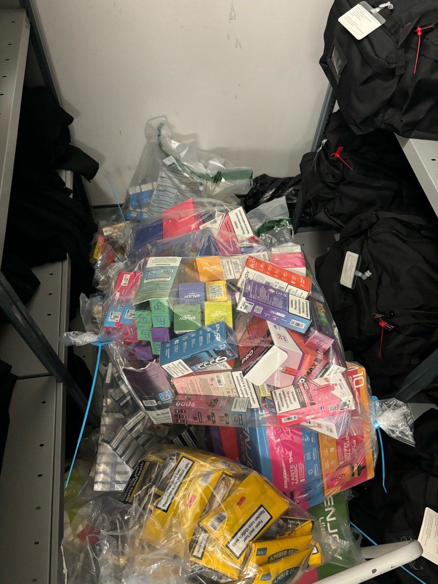 With help from @mpsgreenwich we recently seized thousands of pounds worth of illegal cigarettes, tobacco and vapes from two shops in Plumstead. Read more 👉 royalgreenwich.gov.uk/plumstead-seiz…
