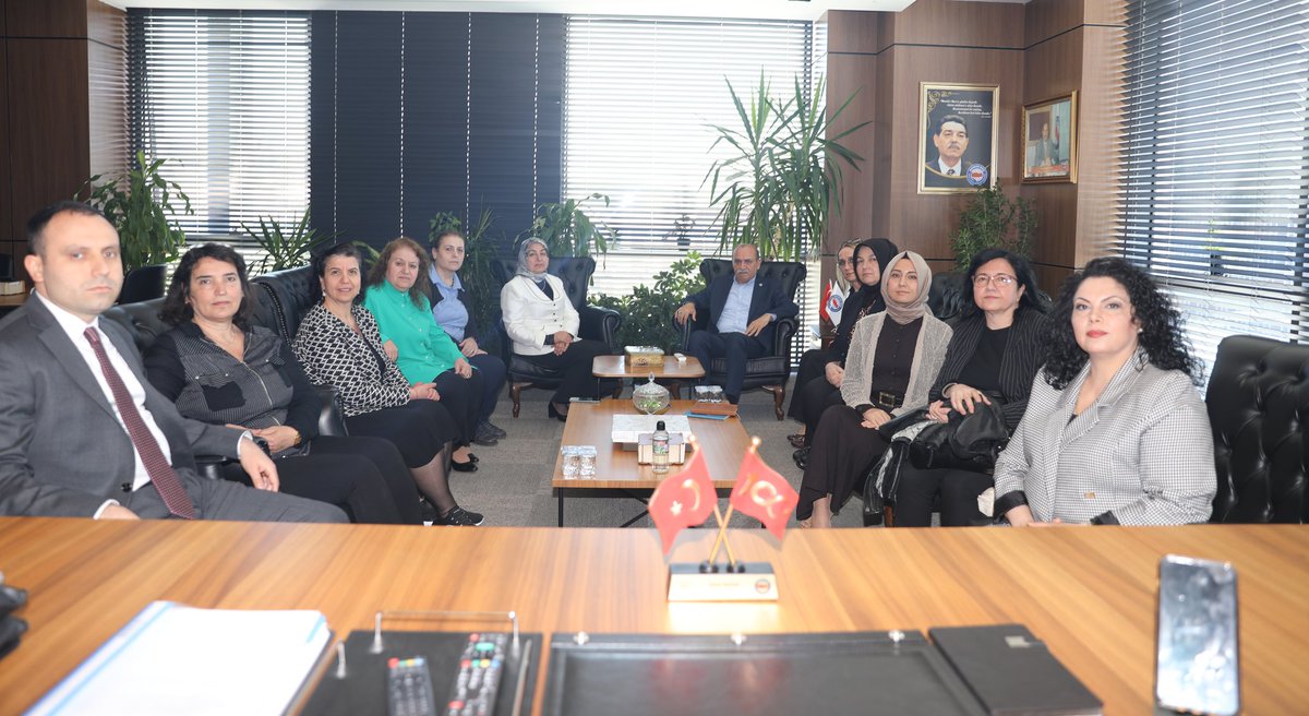 Kadın Komisyonu Başkanımız Arife Topçuoğlu ve komisyon üyelerimiz Genel Başkanımız Yusuf Yazgan'ı ziyaret ederek kamuda görev yapan kadınların sorunlarının çözümü hakkında istişarelerde bulundular.