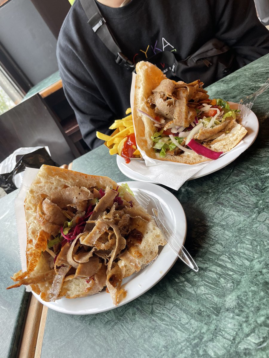 Vodkalashnikov 🍸🔫 (@vo2kalashnikov) on Twitter photo Die erste richtige Döner.
This shit good, damn 😌 Die erste richtige Döner.
This shit good, damn 😌