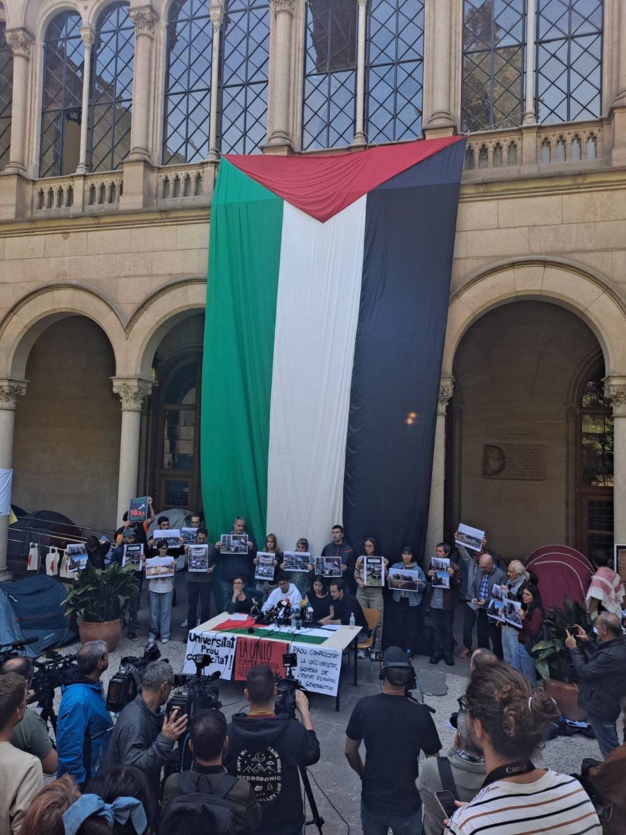 Ahir, seguint l'exemple de l'@acampadauv, les estudiants de la UB començàvem una acampada per denunciar la complicitat occidental amb el genocidi palestí. Seguim aquí. La solidaritat és la tendresa dels pobles!