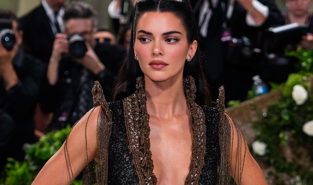 Kendall Jenner cheekily exposes rear for reunion with ex at the Met Gala the-express.com/entertainment/…