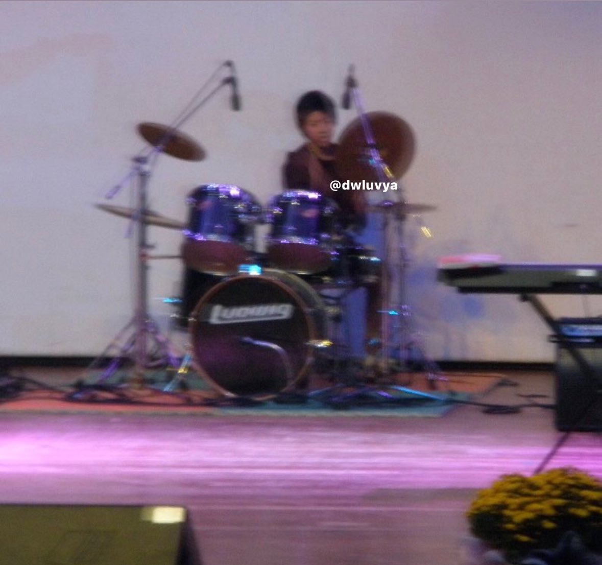 어린이날은 지났지만 ....!
지인한테 도우니 사진 받았는데
돈랑단과 함께 예뻐하고 싶어서 ♪ 올려봐요
이 때도 드럼 좋아둥이였다는 중학생 도운이🥺🫳🏻