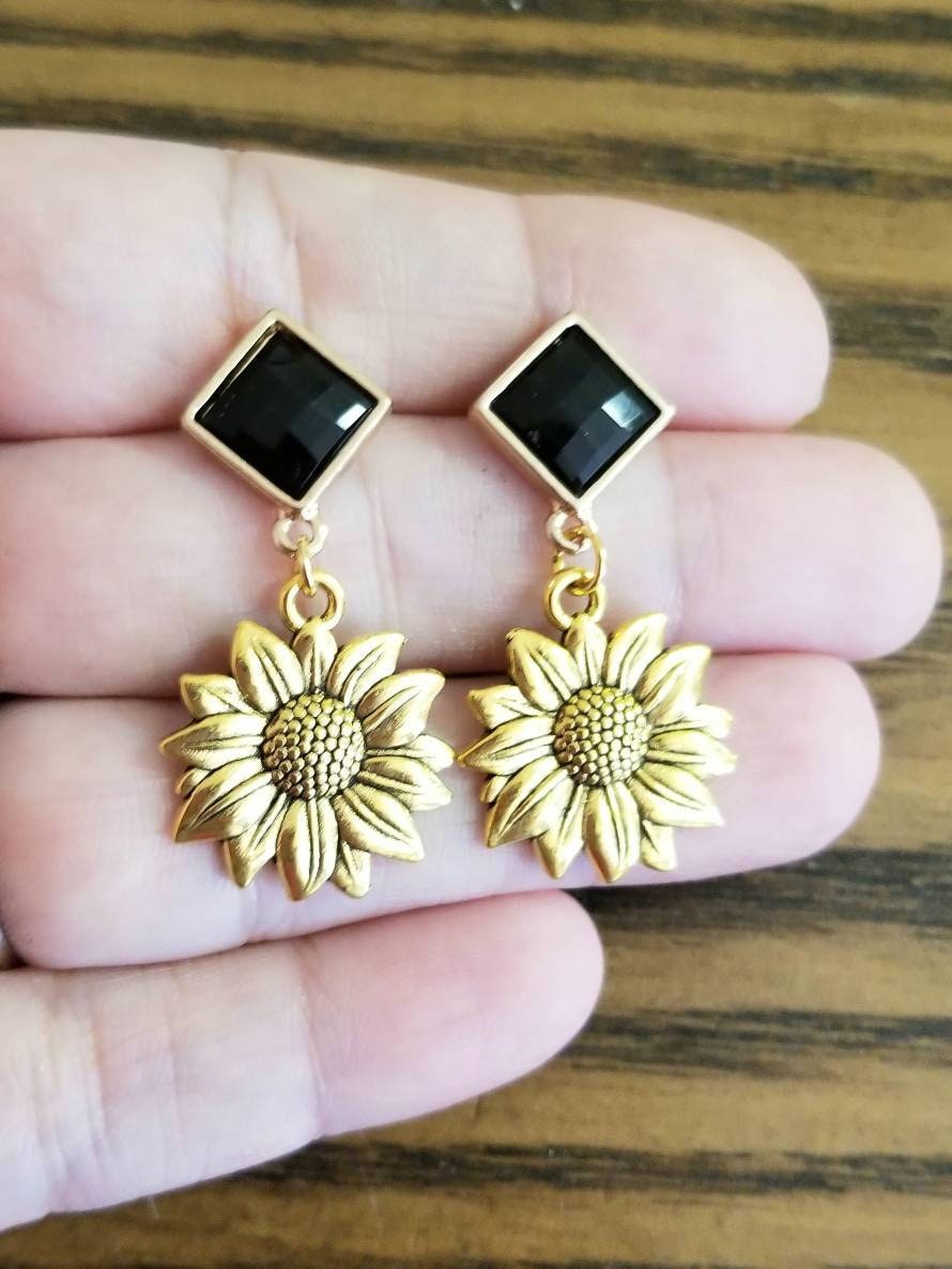 Sunflower Stud Earrings 

#jewelry #earrings #fashion #style #womensfashion #goldearrings #giftsforher #giftideas #gifts #mothersday #mothersdaygifts #graduationgift #promjewelry #Sunflower #sunflowers 

simplychicbyangela.etsy.com/listing/137041…