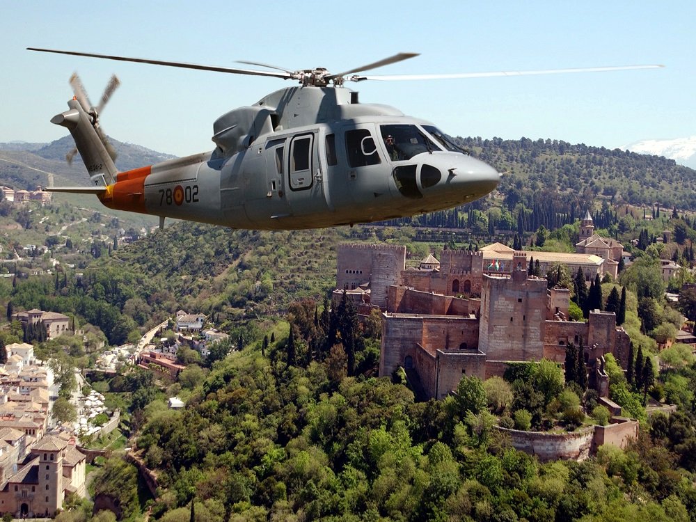 Los helicópteros #Sikorsky S-76C serán destinados a misiones de búsqueda y rescate #SAR en la base aérea de Son San Juan, Mallorca. Con la llegada de los nuevos #H135 a Granada, los S-76C dejarán su labor de enseñanza para enfocarse en salvar vidas en su nueva ubicación.