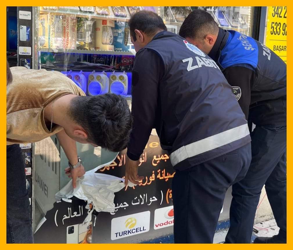 شرطة بلدية شهيد كامل في غازي عنتاب تطلق حملة تفتيش على اللافنات الإعلانية المكتوبة باللغة العربية.