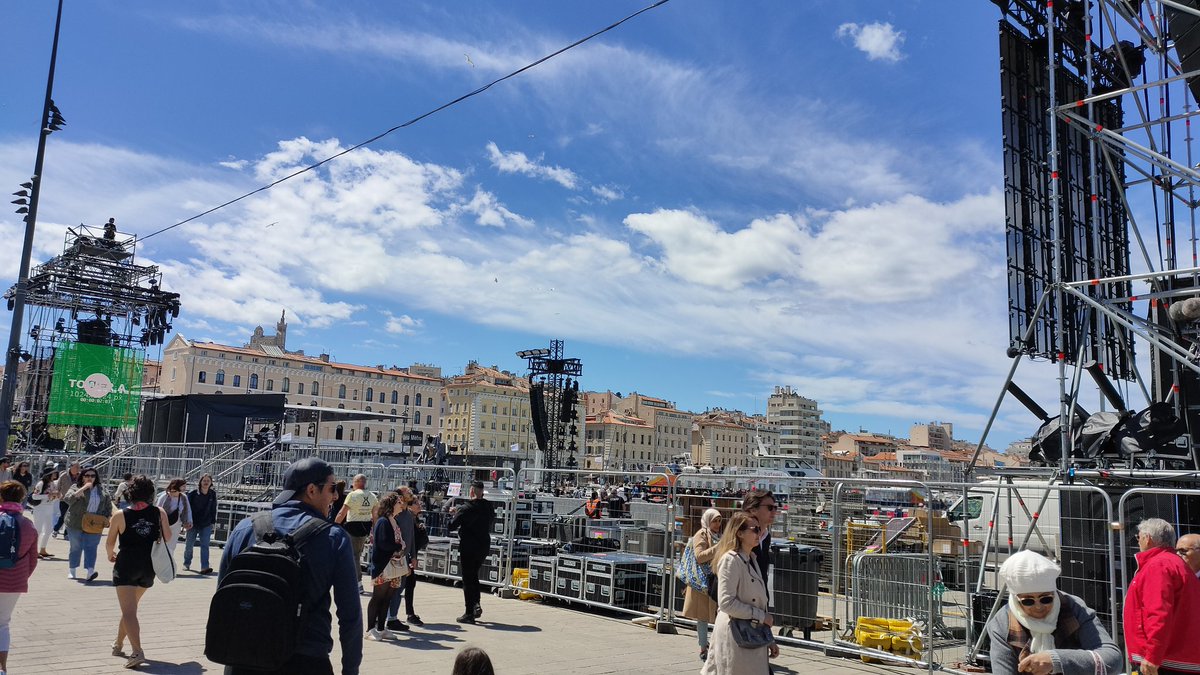 La flamme olympique arrive en France. #Marseille sera la porte d'entrée. (Normalement sous le soleil... Mais aussi sous le vent !) Derniers préparatifs sur le Vieux-Port. @radioclassique