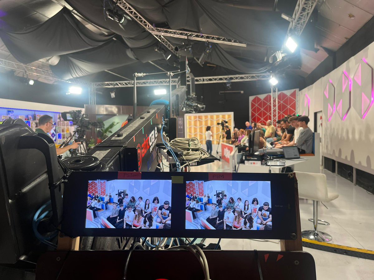 FPUCAM's tweet photo. 📺 #ailoviu hoy tiene de público a 1° de
Realización de Proyectos Audiovisuales y Espectáculos‼️
🔵Los alumnos han visitado el plató y las instalaciones del programa de @la7tele
#formacionprofesional #piensaenfp #audiovisual #ucamfp https://t.co/QhZiNzwVEu