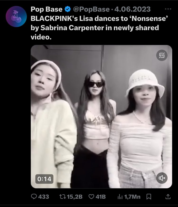 Lisa always supports her close friends songs, she is truly a great friend 💗🙇‍♂️