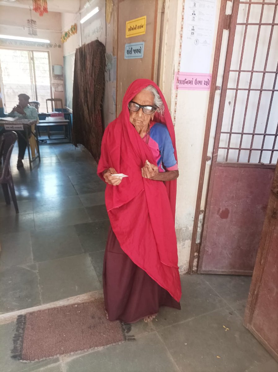 ભાવનગર જિલ્લાના મહુવા તાલુકાના આંગણકા ગામના 110 વર્ષના માજી જેઠવા ગોમતીબેન રાણાભાઇએ મતદાન કરી લોકશાહીના ઉત્સવ માંં ભાગ લઇ અન્ય મતદારો નો ઉત્સાહ વધારવામાં આવેલ @CEOGujarat @ECISVEEP @InfoGujarat @mahiti_bvn #LokSabhaElection2024