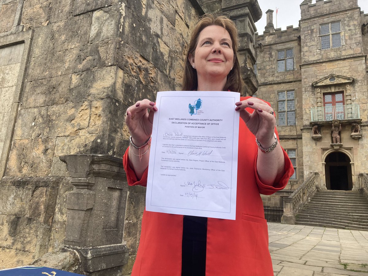 The new East Midlands Mayor @ClaireWard4EM signs a declaration at Bolsover Castle as she begins her first day in office @bbcemt @politicseastmid