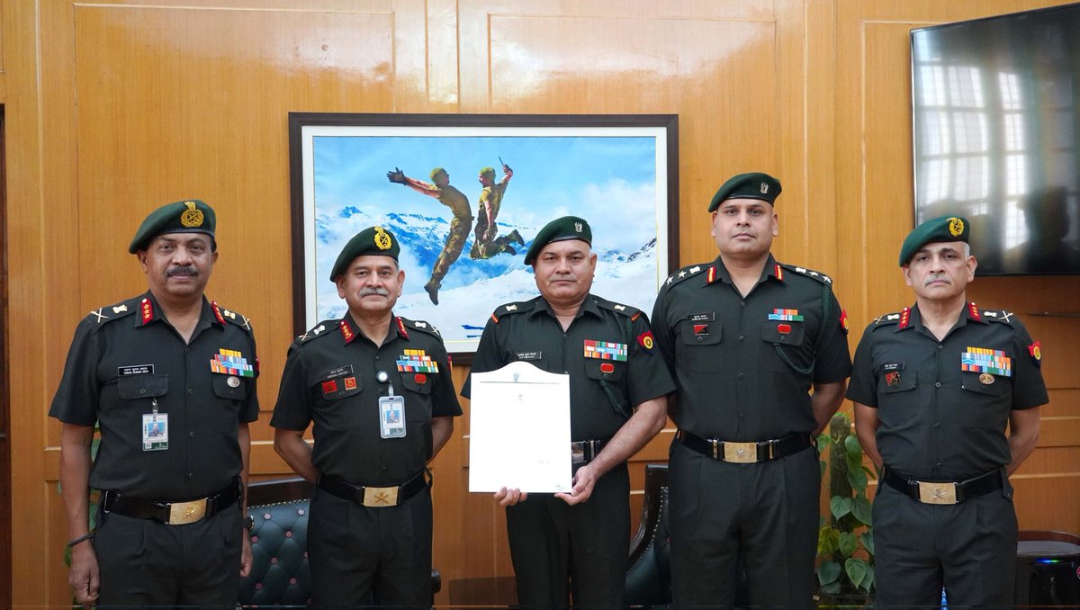 #LtGenUpendraDwivedi #VCOAS awarded the #VCOAS Citation to the units for their exemplary performance, professionalism & devotion to duty at #NewDelhi today. #VCOAS appreciated the units for their commendable performance & exhorted the units to continue the pursuit of excellence…