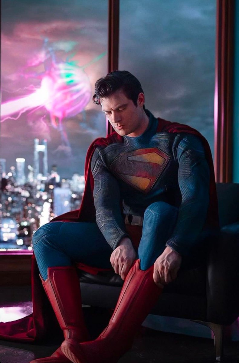 Funcionario de #sosprisiones viendo que el nuevo uniforme le ha llegado con dos tallas menos de las que pidió...