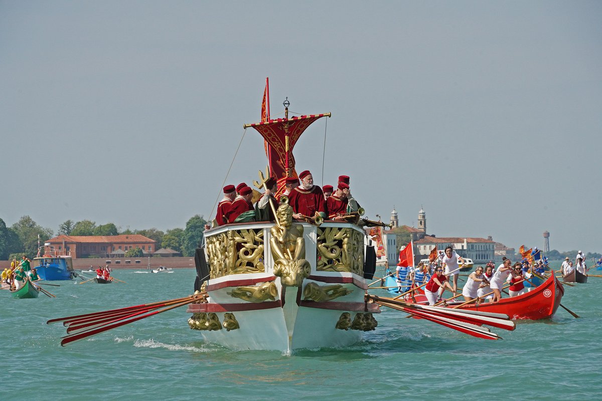 ✨“Desponsamus te mare in signum veri perpetique domini”, ti sposiamo, o mare, in segno di vero e perpetuo dominio. Domenica 12 maggio, con la Festa della Sensa, si rinnova la cerimonia dello sposalizio di Venezia con il mare ❤ #SensaVenezia👉 events.veneziaunica.it/.../festa-dell…